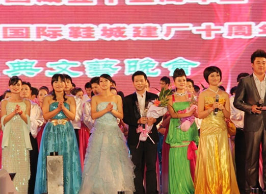 2011年10月15日，受華寶公司的邀請(qǐng)，到江西參加了華寶公司的十周年慶典 